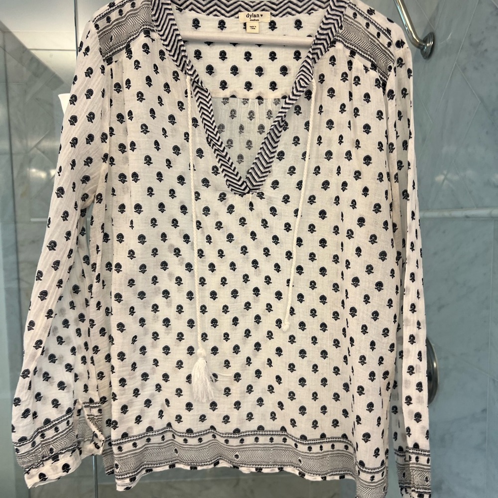Cute lightweight top with detailed pattern and tassel detail.